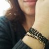 ⁦צמיד דיסקית מתלפף שחור עם ניצנוצי זהב⁩ – תמונה ⁦4⁩