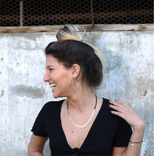 ⁦שרשרת אלומה זהובה בגימור גורמט שחור⁩ – תמונה ⁦4⁩