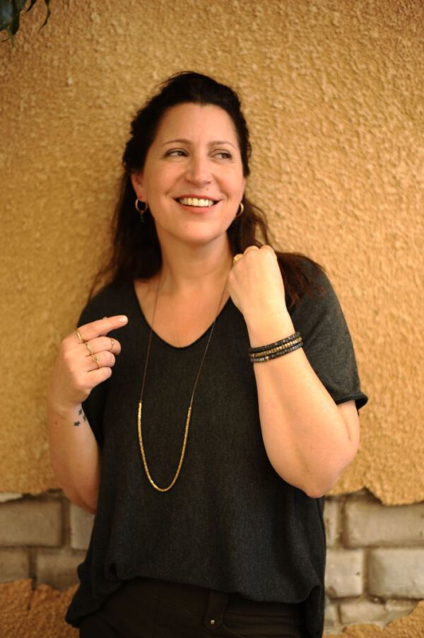 ⁦שרשרת משושי המטייט מוזהבת ארוכה⁩ – תמונה ⁦3⁩