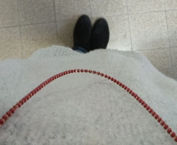 ⁦צמיד דיסקית מתלפף אדום כהה עם ניצנוצי זהב⁩ – תמונה ⁦2⁩