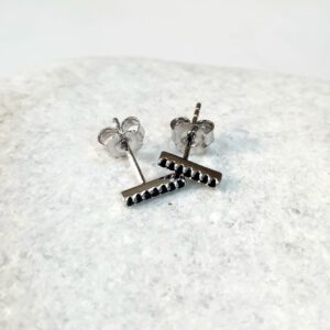 עגילי פס כסף ושיבוצי זרקון שחור
