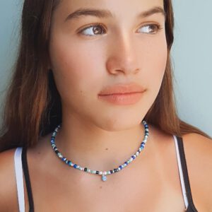 שרשרת חופש לבנה עם נגיעות תכולות ותליון עין