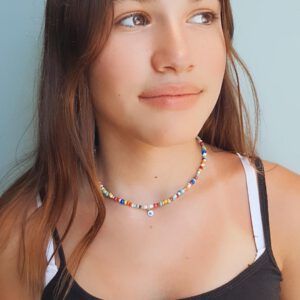 שרשרת חופש לבנה עם נגיעות צבעוניות ותליון עין