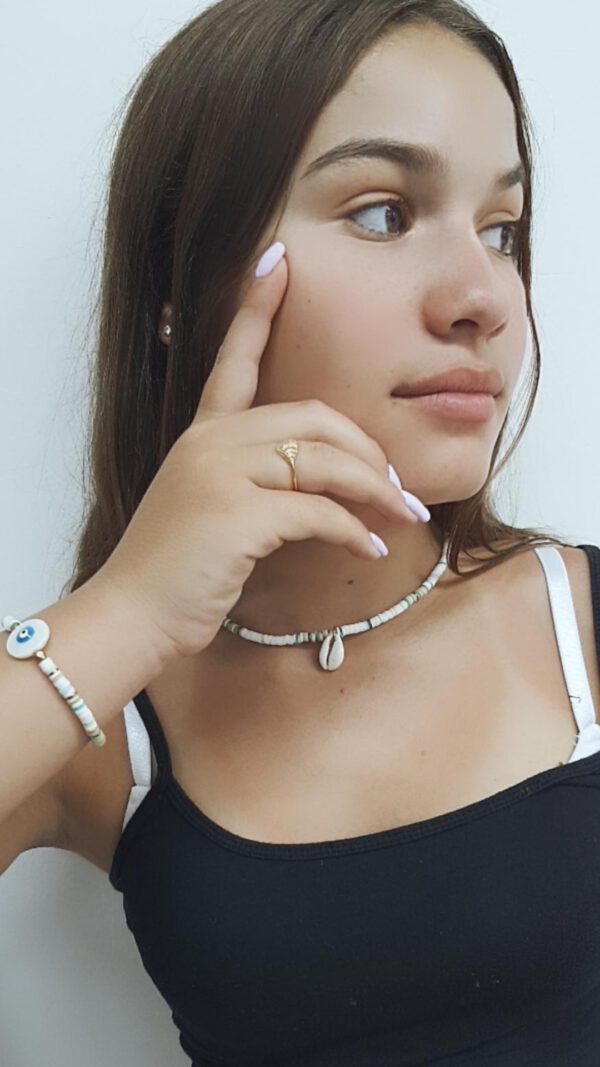 ⁦שרשרת 'ים' לבנה עם נגיעות צבע וצדף⁩ – תמונה ⁦5⁩