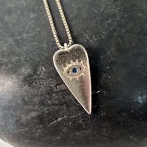 תליון לב מאורך עם עין משובצת על שרשרת גולדפילד בוקס