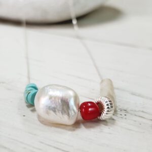 שרשרת כסף עם פנינת ברוק ואבני חן