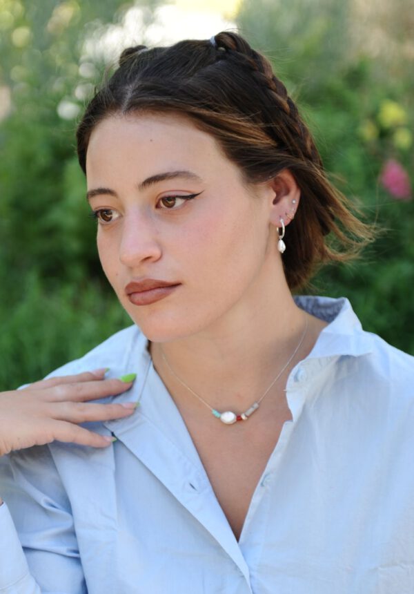 ⁦שרשרת כסף עם פנינת ברוק ואבני חן⁩ – תמונה ⁦3⁩