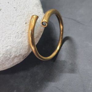 טבעת פתוחה עם שיבוץ זירקונים שחורים