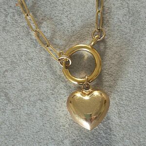 שרשרת לב אדום על שרשרת חוליות זהב