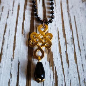 שרשרת דיסקית שחורה עם תליון אין סוף