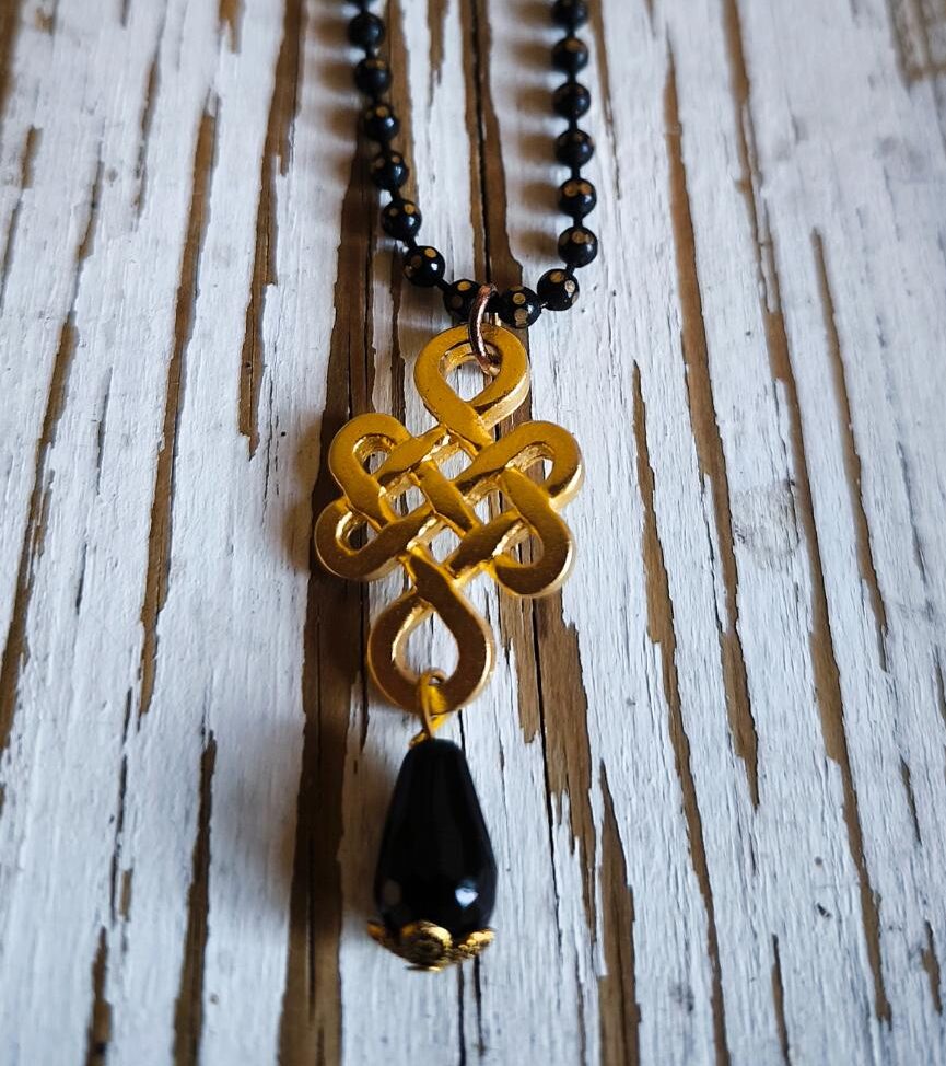 שרשרת דיסקית שחורה עם תליון אין סוף