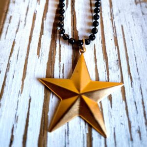 שרשרת דיסקית שחורה עם כוכב גדול