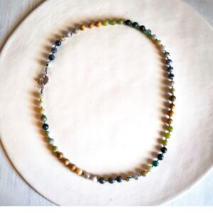 שרשרת אבנים וקשירות בהשראת הטבע