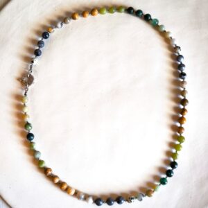 שרשרת אבנים וקשירות בהשראת הטבע