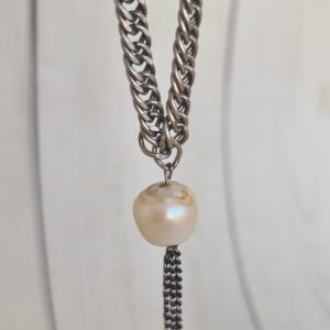 שרשרת סטיינלס סטיל ופנינת ברוק גדולה