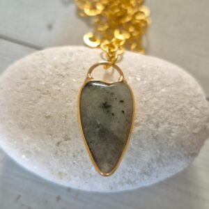 שרשרת זהב ולב לברדורייט